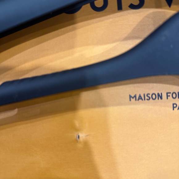 Louis Vuitton Black and Gold Hangers plus shopping bag - Picture 5 of 7